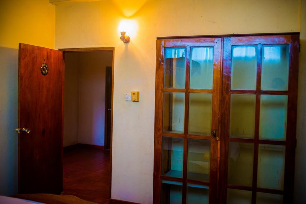 רטנאפורה Hotel Gem Land חדר תמונה